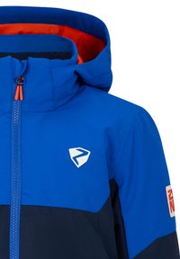Blaue und marineblaue Jacke mit Kapuze, ausgestattet mit orangefarbenen Akzenten, einem Reißverschluss und einem Logo-Patch auf der Brust. Glattes, wetterbeständiges Material.