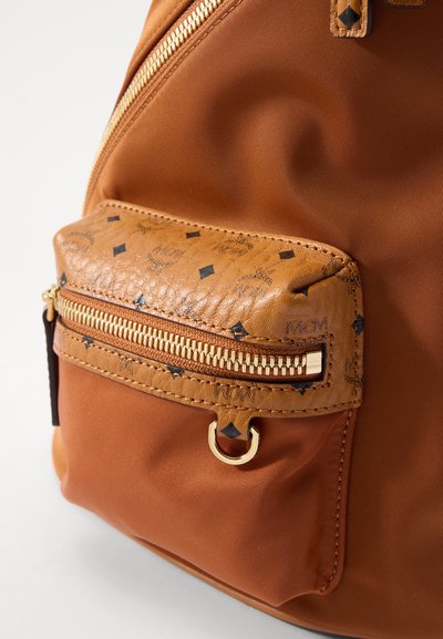 MCM AREN SLING UNISEX - Pojasna torbica - cognac