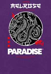 Fialové tričko s kruhovým černobílým designem draka, červenými doplňky a textem "MELROSE" a "PARADISE" na spodní části.