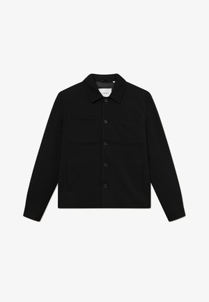 Schwarzes Langarm-Hemdjacke mit Knöpfen und Kragen, zwei Brusttaschen und zwei Seitentaschen, flach auf einem weißen Hintergrund ausgelegt.