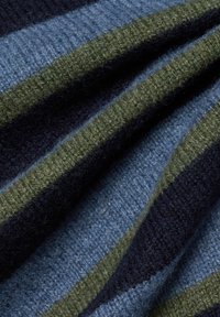 Weicher Strickstoff mit abwechselnden horizontalen Streifen in Blau, Grün und Dunkelmarine, gezeigt in einer Nahaufnahme mit sichtbarer Textur und Falten.