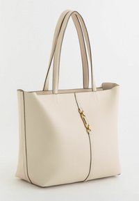 Beige tote bag lavet af struktureret kunstlæder, med to lange håndtag og en guldfarvet kædeaccent på forsiden med kontrastsyning.