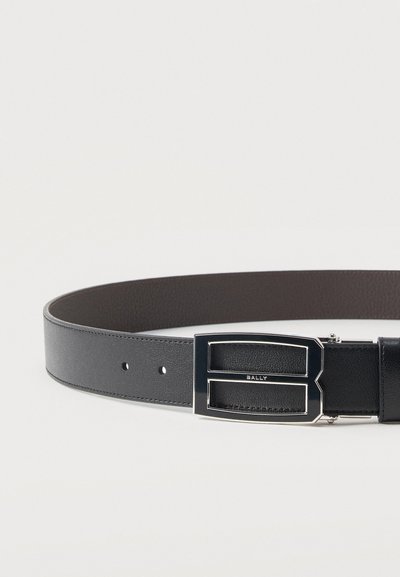 Μαύρη δερμάτινη ζώνη με ασημένια ορθογώνια αγκράφα με κοπή σχεδίου και μικρή χάραξη "BALLY" στο κέντρο.