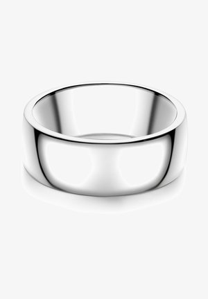 Izglajen srebrn prstan z gladkim, zaobljenim trakom in preprosto, klasično zasnovo. Notranja površina je gladka in sijoča.