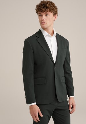 Blazer vert foncé en tissu texturé. Il présente une fermeture à un bouton, des revers crantés et deux poches avant avec une coupe cintrée.