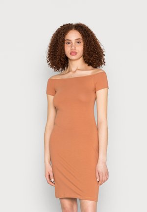 Vestido justo, à frente dos ombros, numa tonalidade terracota quente, feito de um tecido elástico, com mangas curtas e uma bainha até ao joelho.