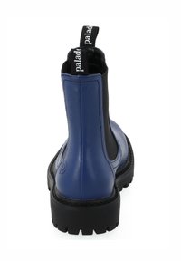 Stivaletti Chelsea in pelle blu con pannelli elastici neri e suola nera spessa. Dotati di una linguetta con il nome del marchio sulla parte superiore.