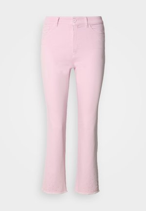 Pantalon pour femmes rose clair avec taille mi-haute, style cinq poches, fermeture par bouton et zipper, et petits détails en perles près de l'ourlet évasé.