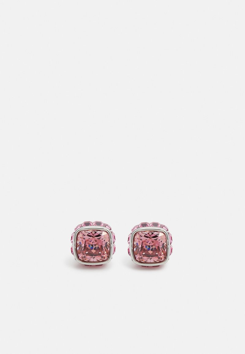 Rosa edelstens stud øredobber har en kvadratisk design, innrammet av en sølvfarget metallinnfatning med dekorative detaljer.