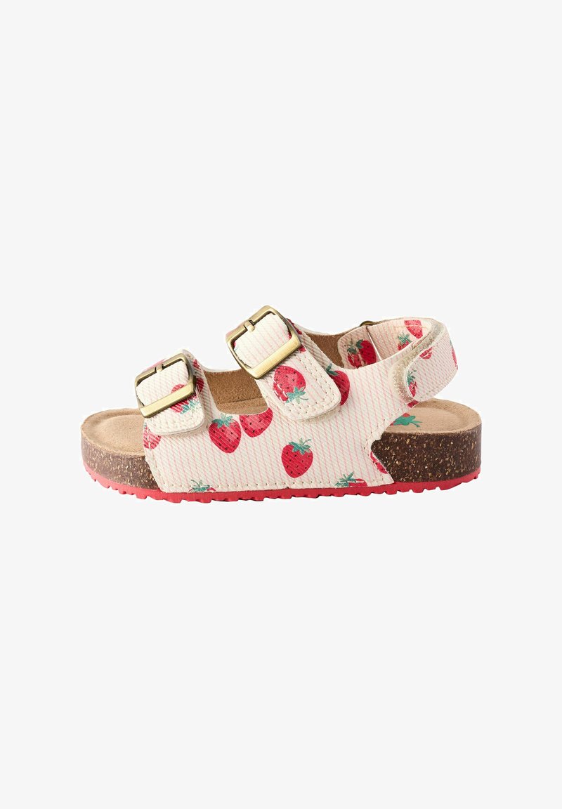 Sandale pour enfants avec des brides beiges ornées d'imprimés fraises rouges et boucles dorées, semelle en liège et semelle extérieure en caoutchouc rouge.