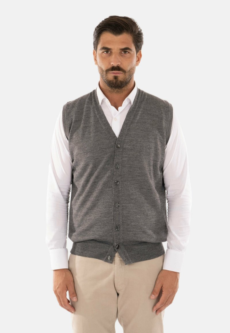 Gilet grigio a maglia con scollo a V, chiusura con bottoni e orlo a coste, indossato sopra una camicia bianca. Il tessuto appare morbido con una consistenza liscia.
