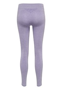 Paarse legging gemaakt van rekbaar materiaal, met een hoge tailleband en een driehoekig patroon van kleine uitsparingen aan de achterkant.
