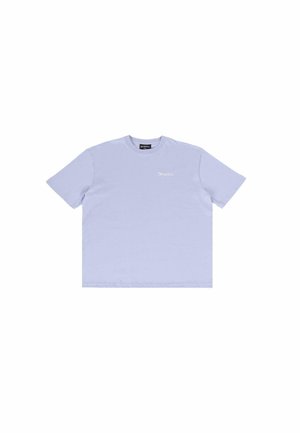 T-shirt in cotone viola chiaro con collo a giro classico. Presenta maniche corte e un piccolo logo bianco nella parte sinistra del petto.