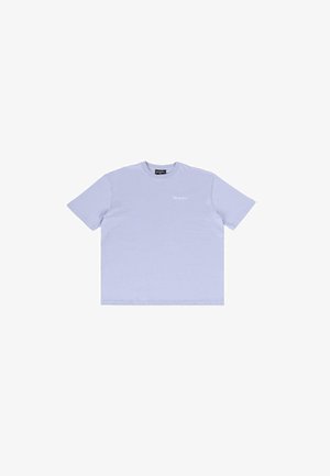 Jasnopurpurowa bawełniana koszulka z klasycznym okrągłym dekoltem. Posiada krótkie rękawy i małe białe logo na lewej części klatki piersiowej.