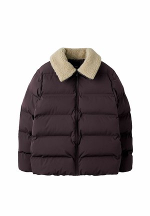 Doudoune marron foncé avec matelassage horizontal et grand col en polaire crème, fermeture éclair à l'avant, manches longues.