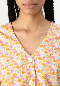 Nümph CARLYLE SHIRT - Gombos blúz - yellow