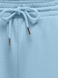 Pantalon de survêtement bleu clair avec une taille élastique et un cordon noué avec des embouts métalliques.