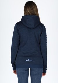 Felpa blu navy con un design texture, dotata di cappuccio e una piccola grafica di montagna vicino all'orlo. Maniche lunghe senza chiusure visibili.