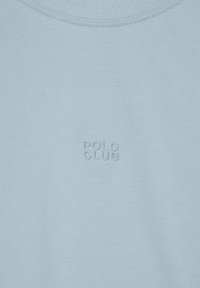 Felpa azzurra chiara con scollo rotondo. Presenta un logo ricamato "POLO CLUB" in una tonalità leggermente più scura. Texture liscia.
