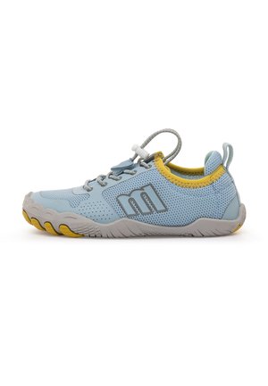 Zapatilla minimalista en azul claro y amarillo con parte superior de malla, lengüeta para tirar, cordones elásticos con cierre y suela texturizada para agarre y flexibilidad.