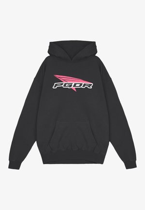 Zwarte hoodie met een voorzak, voorzien van een wit en roze logo "PGDR" en een designelement dat op vleugels lijkt. Zacht materiaal, ontspannen pasvorm.