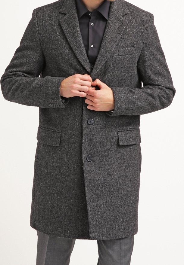 Karbónově šedý vlněný kabát s texturovaným povrchem, dvěma předními kapsami, klopovými límci a třemi knoflíky na přední straně. Viditelné zapínání na knoflíky.