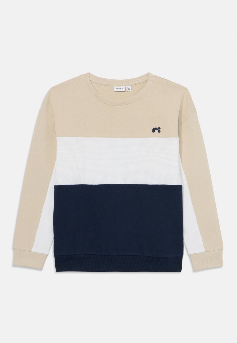 Sweatshirt em blocos de cor bege, branco e azul-marinho com textura canelada, gola redonda e pequeno logotipo no canto superior esquerdo. Mangas longas.
