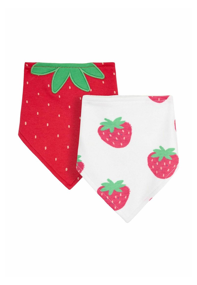 Dwa bandanowe śliniaczki: jeden czerwony z zielonym wzorem liści i białymi kropkami, drugi biały z różowymi truskawkami. Oba mają trójkątny kształt.