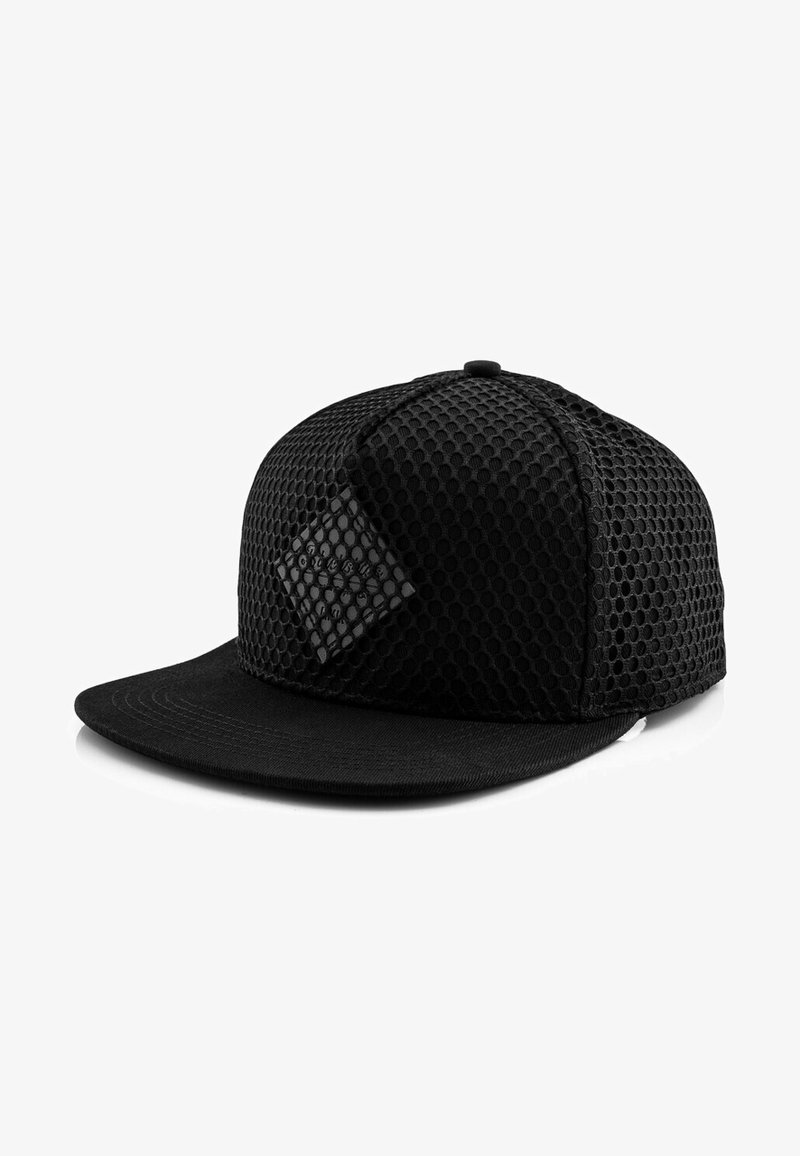 Schwarze Mütze mit einem Mesh-Design und einem solidem Vorderteil. Der Schirm ist flach, und der Stoff hat eine matte Textur mit einem diamantförmigen Akzentdetail.