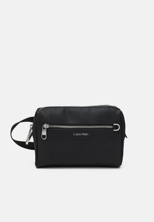 CC CLASSIC SMALL 15 ZIPPED POUCH IN YELLOW CORN GRAINED CALFSKIN