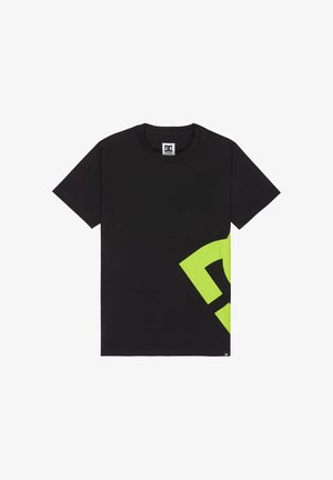 Czarny bawełniany t-shirt z wyrazistym neonowozielonym wzorem graficznym na dolnej prawej stronie, krótkie rękawy i klasyczny okrągły dekolt.