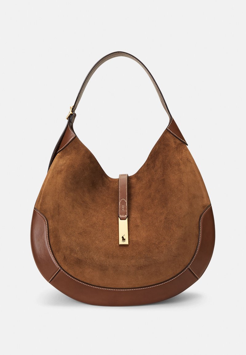 Καφέ σουέτ τσάντα hobo με λείο δερμάτινο πάτο, καμπυλωτό σχήμα, χρυσό φινίρισμα και κεντρική λεπτομέρεια λουριού με λογότυπο.
