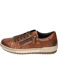 Sneaker en cuir marron avec une finition texturée, featuring une fermeture éclaire sur le côté, des lacets ronds, et une semelle en caoutchouc blanc contrastante avec des rayures verticales.