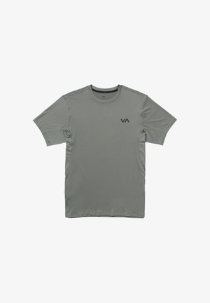 T-shirt de sport gris à manches courtes, fabriqué à partir d'un tissu léger et lisse. Il possède un col rond et un logo discret sur la poitrine.