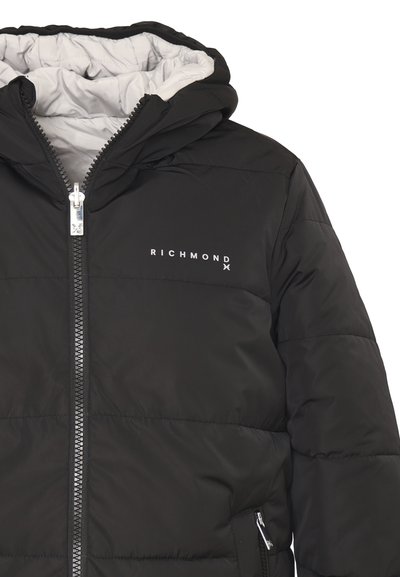 Giacca a vento nera con foderatura interna grigia, chiusura con zip, tasche laterali e logo "RICHMOND" in bianco sul davanti.
