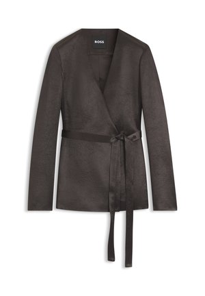 Donkerbruine blazer met textuur, lange mouwen, overslagsluiting en een bijpassende stoffen riem gestrikt in de taille, met het merk BOSS aan de binnenkant van de kraag.