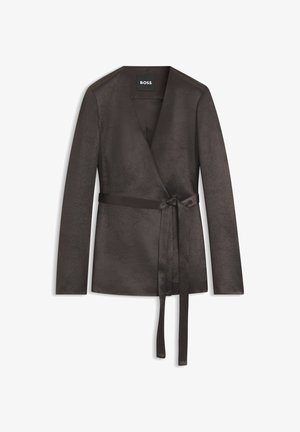 Blazer marron foncé texturé à manches longues, fermeture croisée, avec une ceinture assortie en tissu nouée à la taille, marqué BOSS à l'intérieur du col.