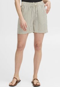 Shorts légers rayés crème et noirs avec un cordon de serrage à la taille, présentant une coupe décontractée et une longueur mi-cuisse.