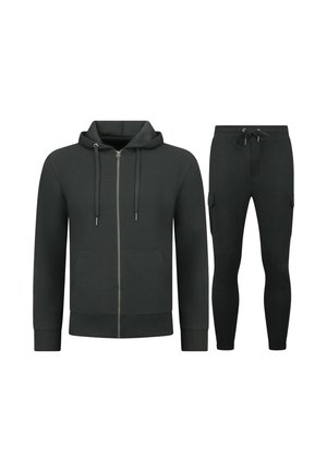 Zwarte hoodie met rits en aantrekkoorden en bijpassende zwarte joggerbroek met zij-cargozakken en aantrekkoord in de taille.
