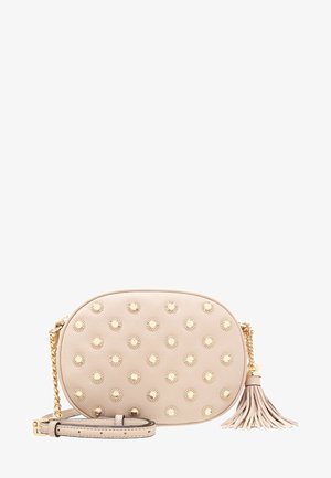 Beige læder crossbody taske med oval form, guldfarvede pyntedetaljer og en kvast som accent. Har en kæde og justerbar rem.