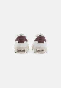 Calvin Klein LACE UP - Zapatillas - white/oxblood
