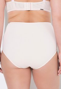 Mutandina a vita alta in beige chiaro con una texture liscia e morbida. Presenta una forma classica e bordi senza cuciture per un maggiore comfort.