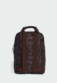 Mochila marrón con estampado de leopardo, con dos asas superiores y correas marrones, que cuenta con un bolsillo con cremallera y una forma rectangular robusta.