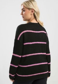 Czarny sweter z dzianiny z szerokimi różowymi paskami, o luźnym kroju, okrągłym dekolcie i długich rękawach, prezentujący strukturalny wzór.
