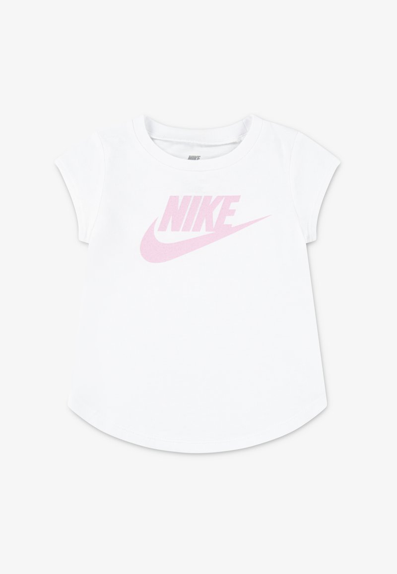 Fehér pamut rövid ujjú póló kerek nyakkal. Középen nagy rózsaszín Nike logóval. Simább textúra, ívelt alsó szegéllyel.