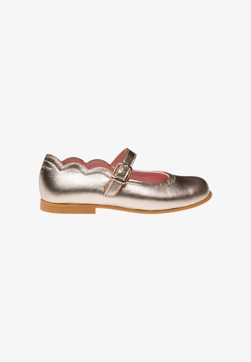 Zapato Mary Jane plateado metálico con bordes con volantes, una sola correa ajustable con hebilla y un interior rosa. Suela plana.