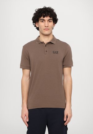 Polo shirt in cotone marrone con colletto, maniche corte e logo EAZ. Presenta una texture liscia e un design aderente.