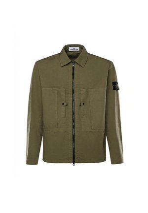 Veste Stone Island vert olive avec fermeture éclair à l'avant, deux poches poitrine, manches longues et écusson du logo de la marque sur le haut du bras gauche.