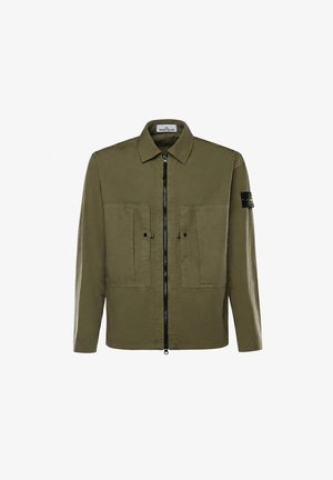 Olivengroene Stone Island jas met een ritssluiting aan de voorkant, twee borstzakken, lange mouwen en een merklogo op de linker bovenarm.