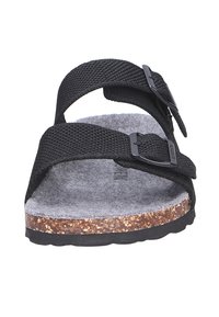 Sandalo in tessuto nero con due cinturini regolabili, suola intermedia in sughero e plantare grigio testurizzato con suola nera solida.